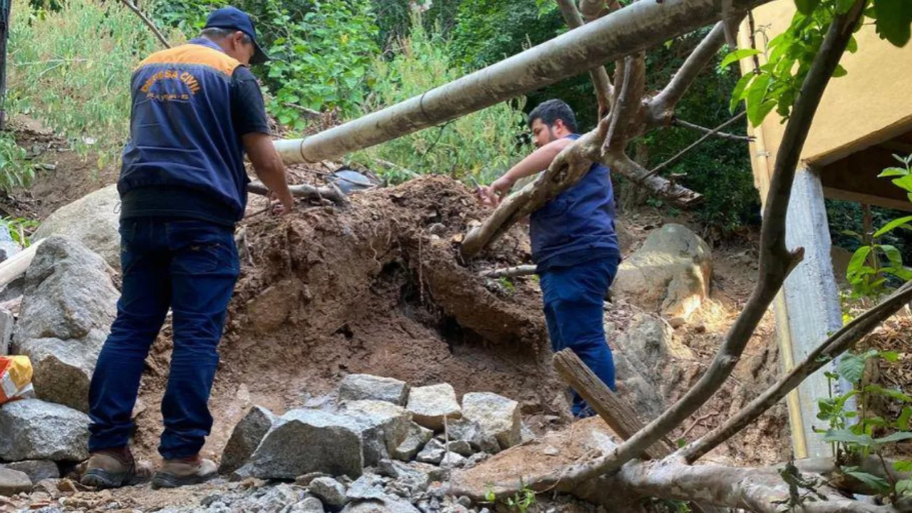 Pedra que ameaçava rolar e atingir casas é destruída: "Tínhamos que agir"