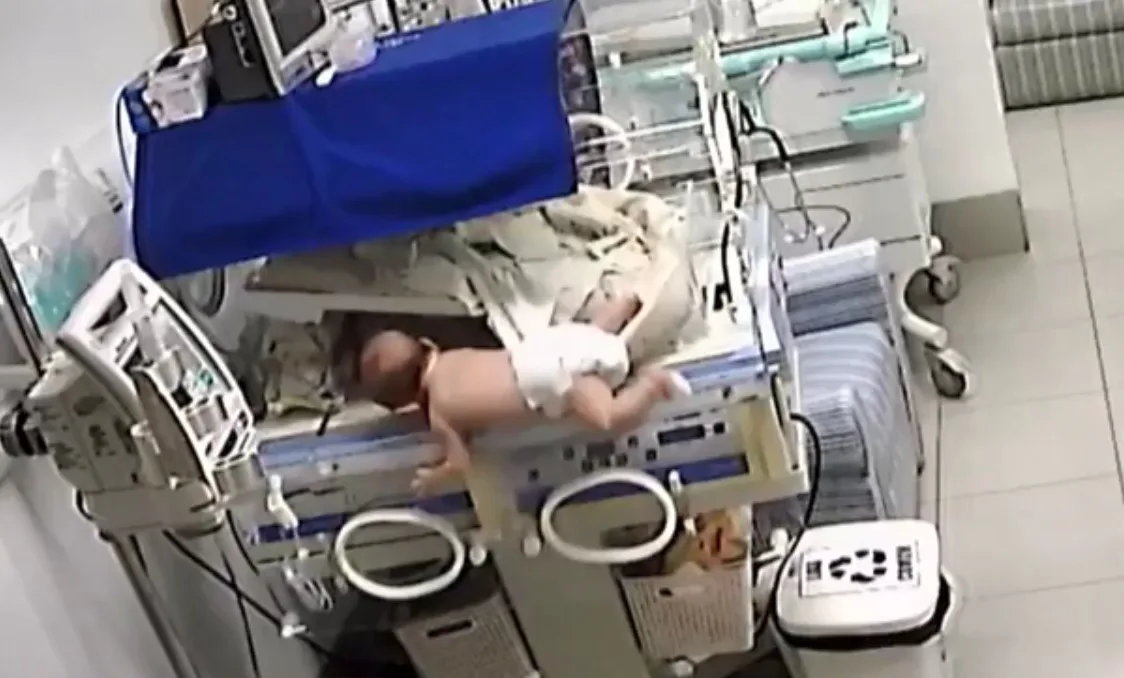 VÍDEO | Bebê tem fratura no crânio após cair de incubadora em maternidade