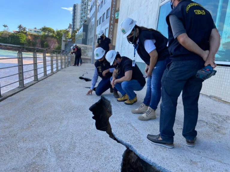 VÍDEO | Risco de desabamento: calçadão da Praia da Areia Preta, em Guarapari, é interditado