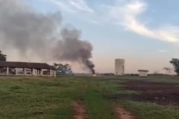 Helicóptero cai em fazenda em São Carlos, no interior de SP, e deixa dois mortos