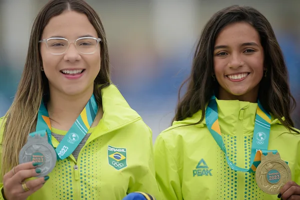 21.10.2023 – Jogos Pan-americanos Santiago 2023 – Skate Street – Na foto, Pamela Rosa, medalha de prata e Rayssa Leal, medalha de ouro. – Foto: Alexandre Loureiro/COB @alexandreloureiroimagens