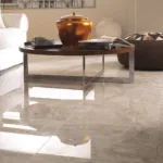 Como limpar porcelanato sem manchar: cuidados essenciais para manter o brilho do piso