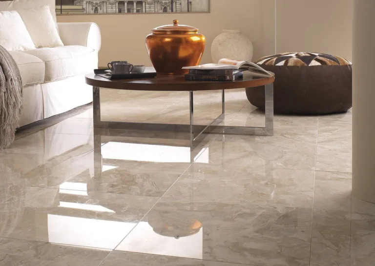 Como limpar porcelanato sem manchar: cuidados essenciais para manter o brilho do piso