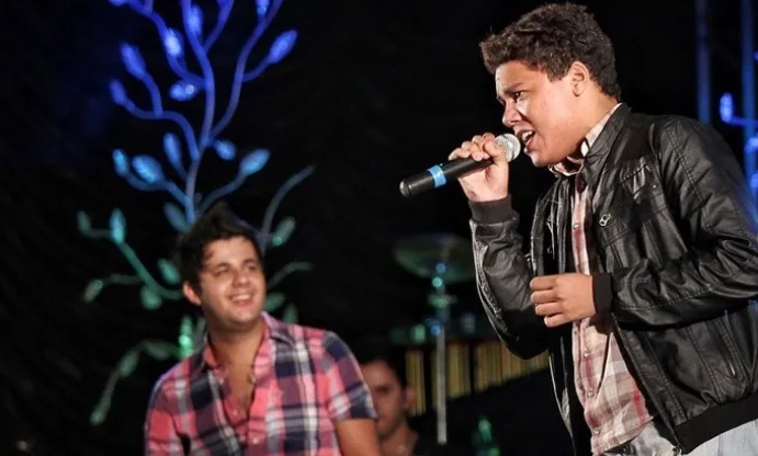 Felipe Araújo relembra show com o irmão, Cristiano Araújo: 'Amor além do tempo'