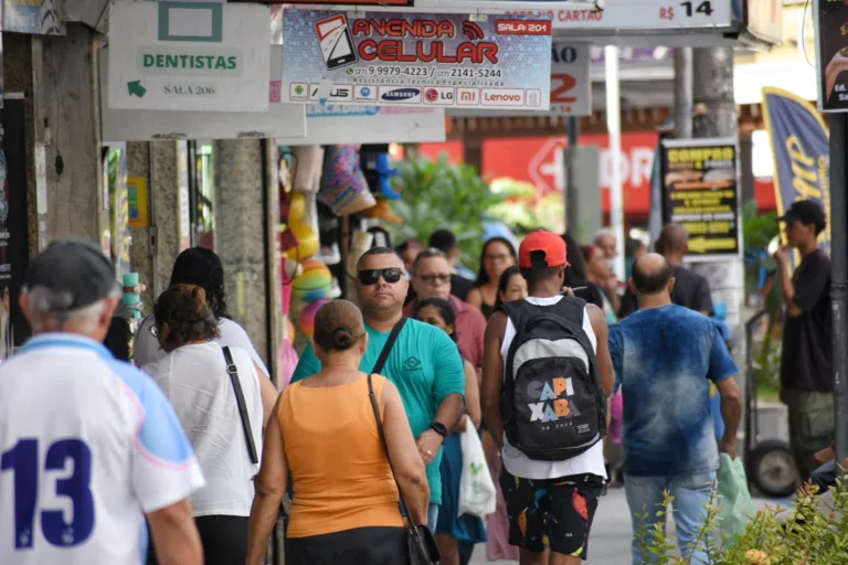 Natal à vista! Lojas começam a abrir vagas de emprego para o final de ano