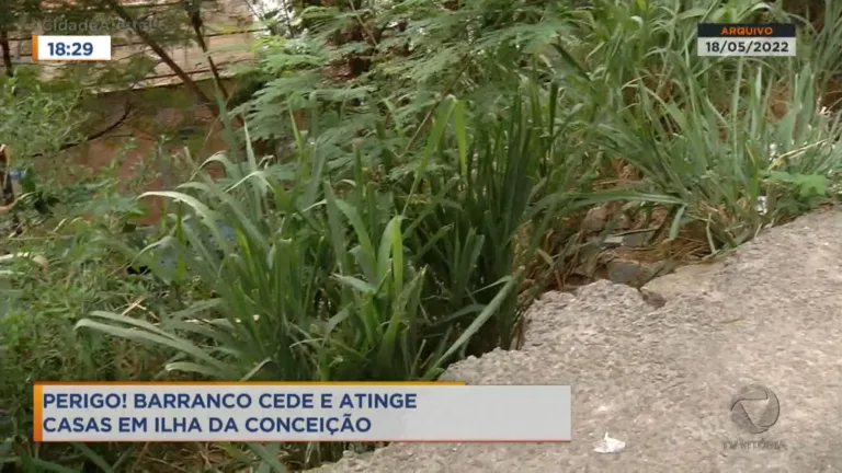 Barranco cede e atinge casas em bairro de Vila Velha