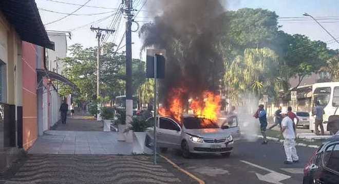 Mulher morre após ter carro incendiado por ex-namorado; suspeito também morreu