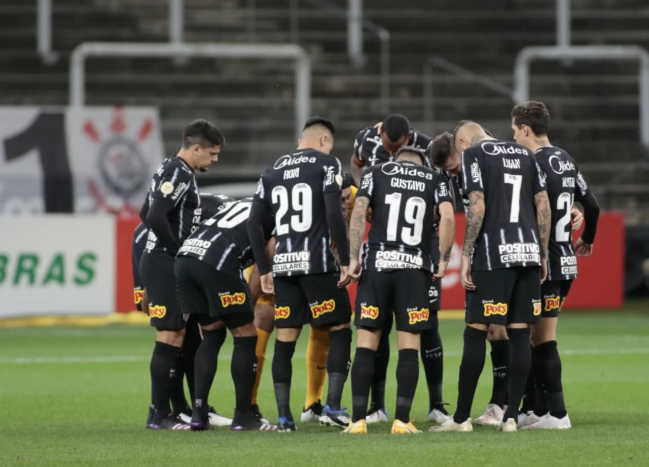 Em casa, Corinthians perde para o Atlético Goianiense na estreia de Sylvinho