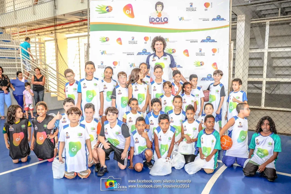 Anderson Varejão visita as crianças do seu projeto social voltado para o Basquete e Cidadania em Vitória/ES.