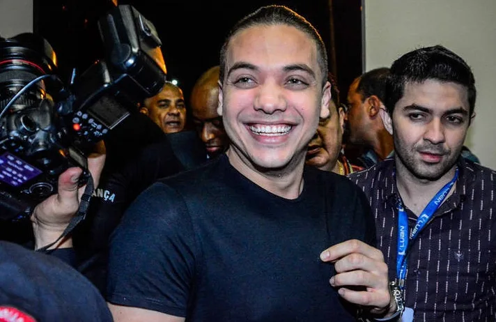 Wesley Safadão é assediado por fãs na Festa do Peão de Barretos