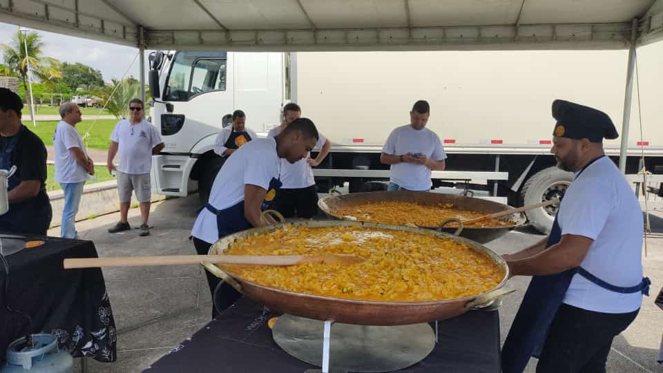 VÍDEO | Pescadores distribuem mais de 5 toneladas de peixe e almoço nesta quinta em Vitória