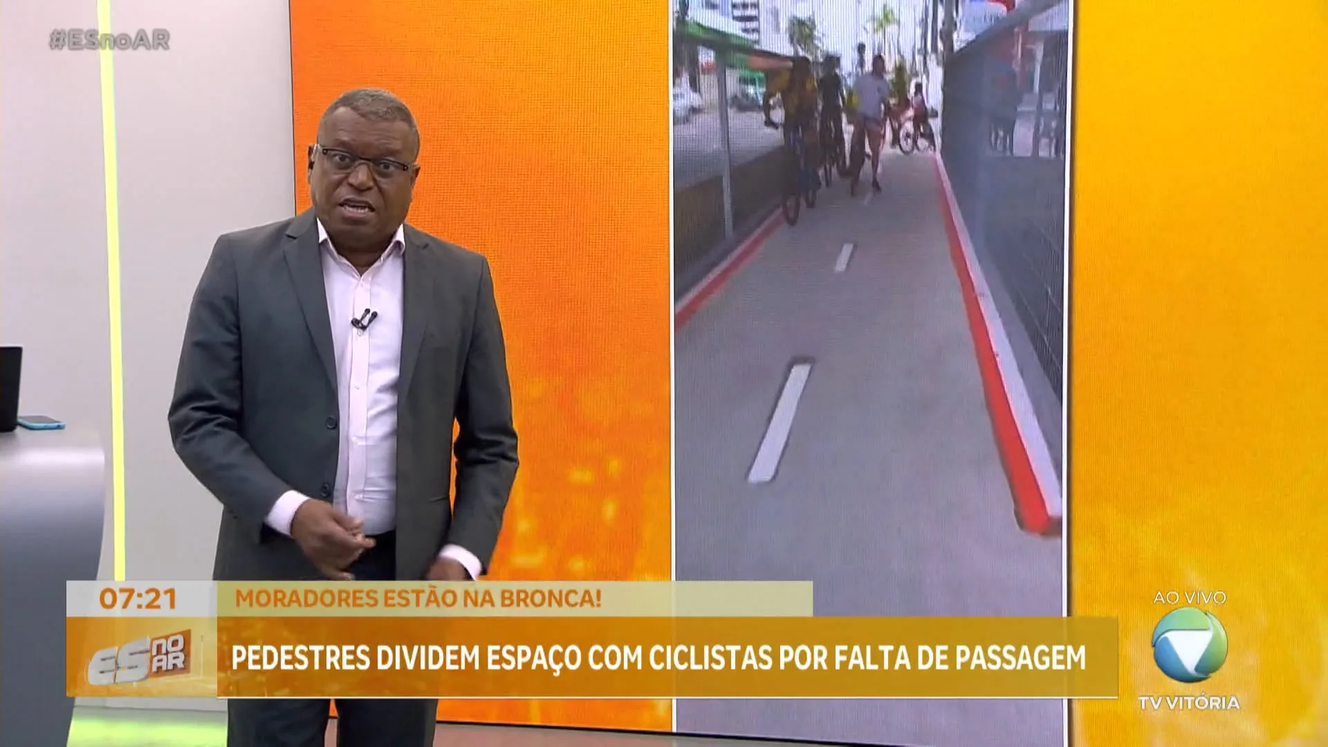 Pedestres dividem espaço com ciclistas por falta de passagem