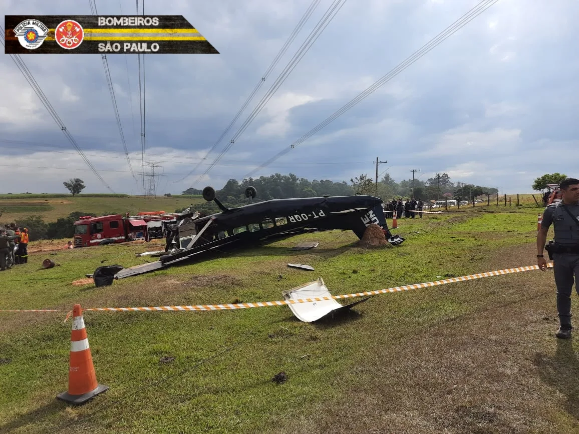 Avião com 9 pessoas cai em estrada de Boituva, no interior de São Paulo