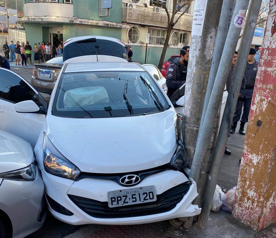 Guarda Municipal de Vitória recupera carro roubado após perseguição e acidente