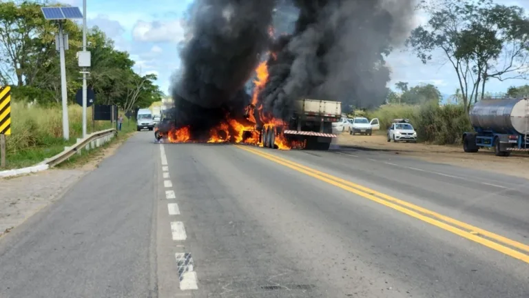 Carreta e caminhão pegam fogo após colisão na BR-101, em Linhares