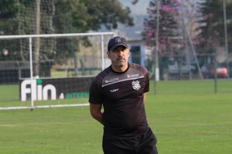 Sem vencer há 13 jogos, Figueirense anuncia saída do técnico Vinícius Eutrópio