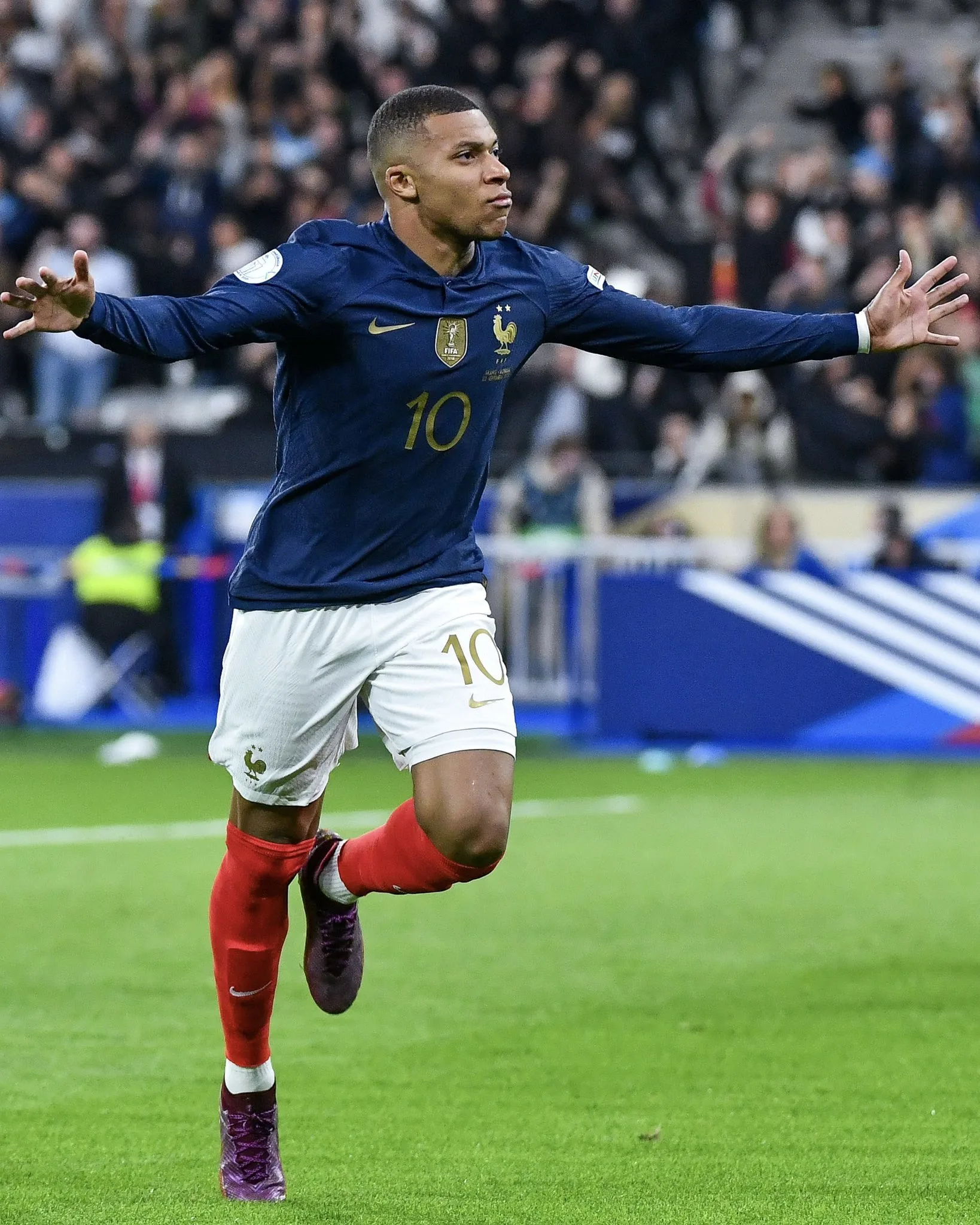 Mbappé acerta rosto de torcedor e o socorre nas arquibancadas