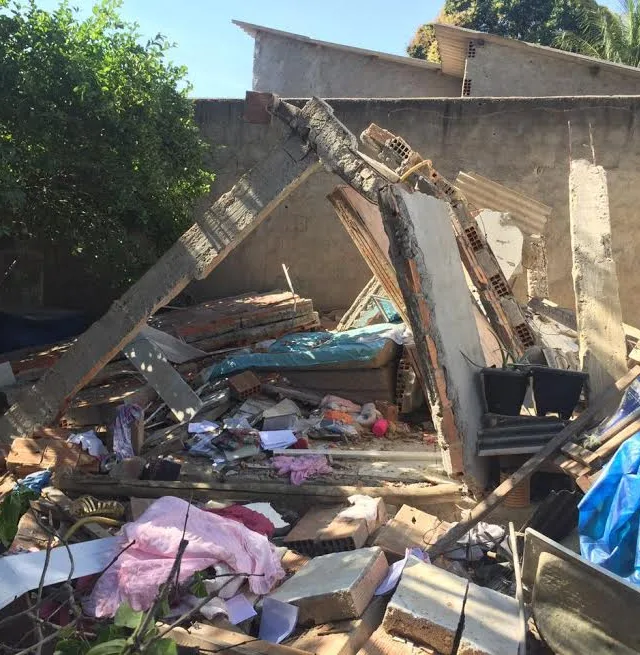 Parte de casa desaba e mata moradora em Cariacica