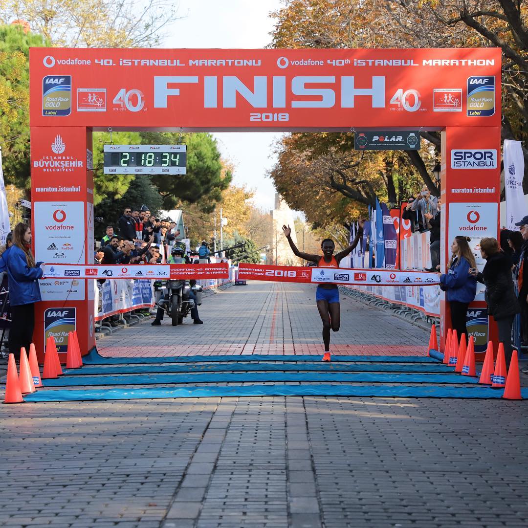 Queniana vence prova da maratona feminina marcada por umidade alta e abandonos no Mundial