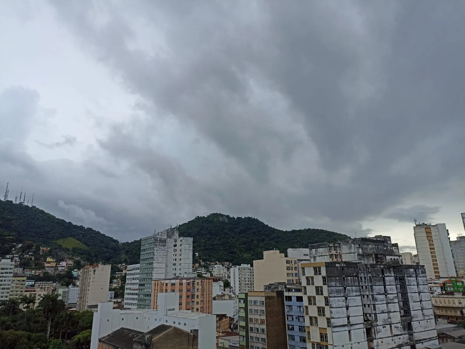 Municípios do ES recebem alerta chuva: veja como fica o tempo nesta segunda-feira