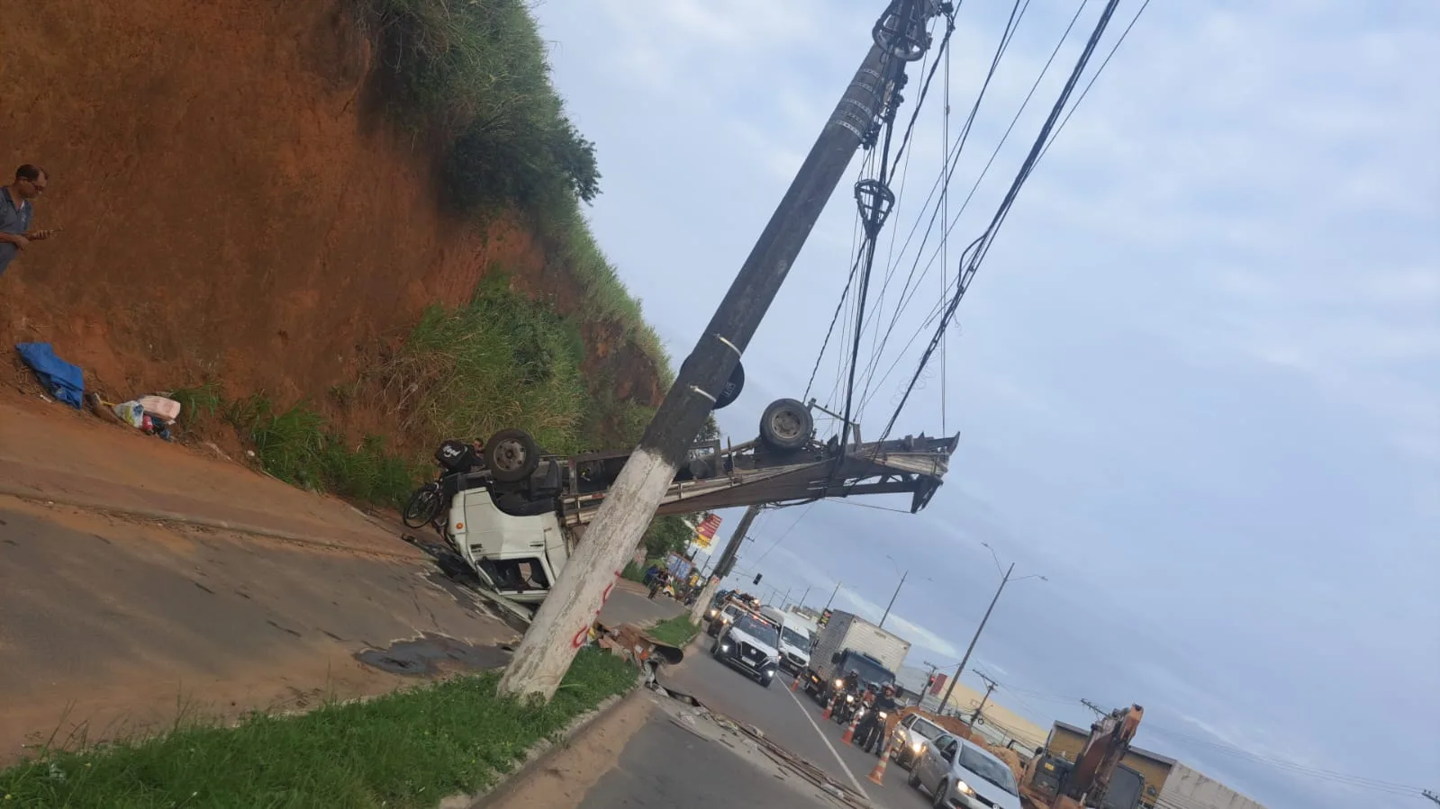 Caminhão fica de rodas para cima após cair de barranco em VV