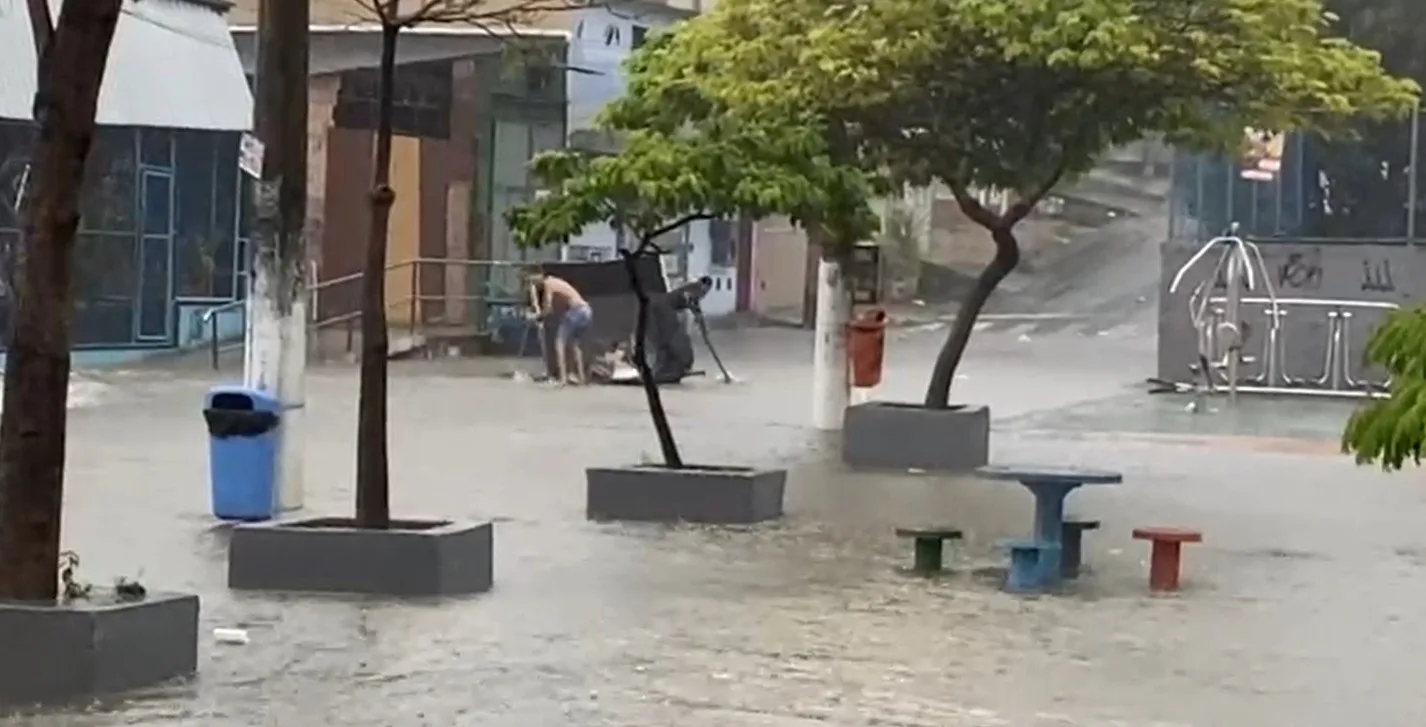 VÍDEO | Caçamba de lixo é usada como barco durante chuva forte em Cariacica