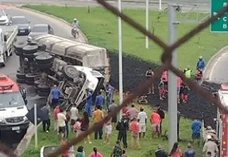 Motorista fica ferido após carreta tombar na rodovia Leste-Oeste, em Cariacica