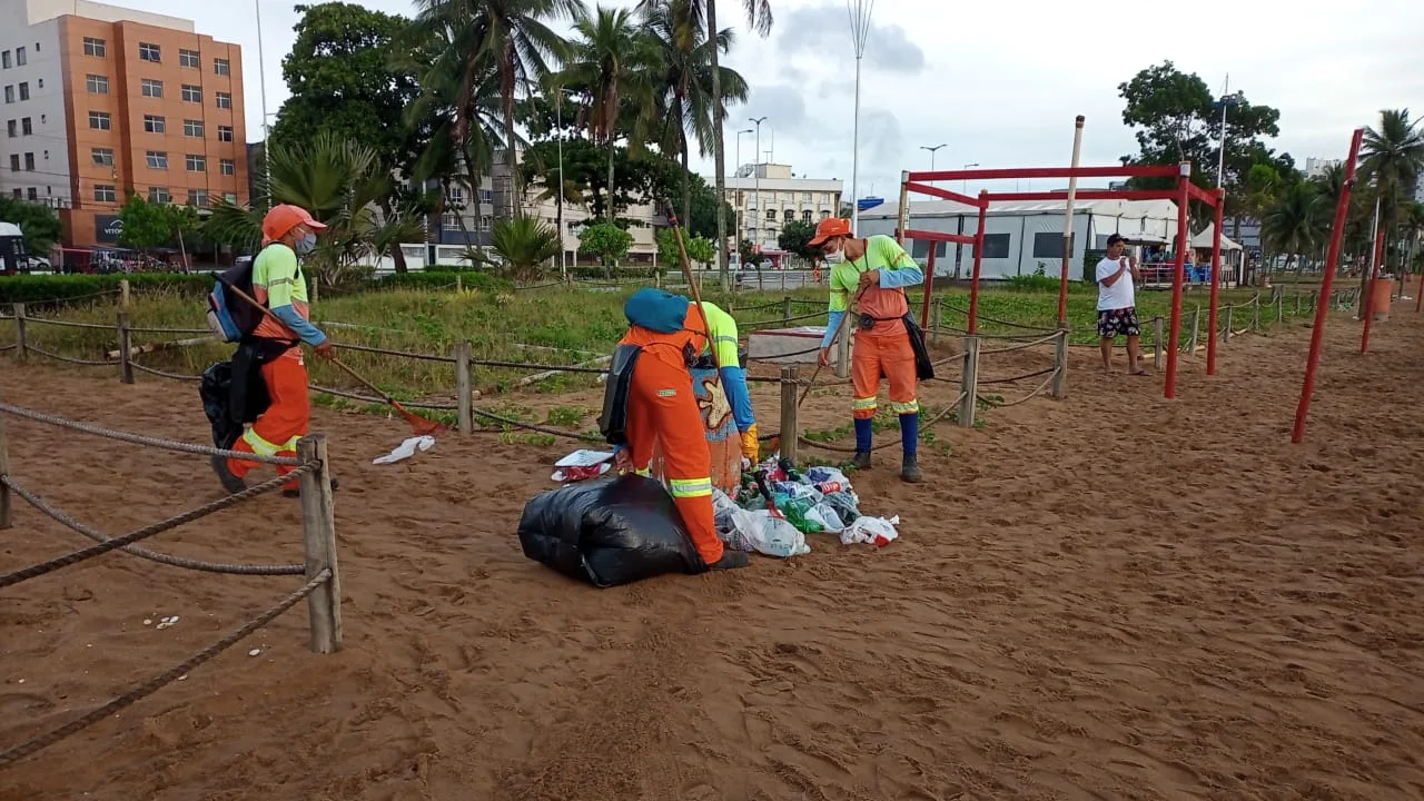 Prefeitura de Vitória recolhe mais de 12 toneladas de resíduos nas praias após Réveillon