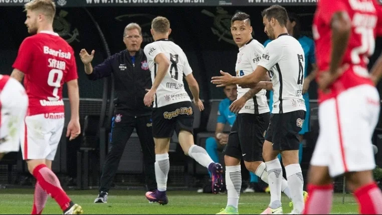 'O árbitro atirou no que viu e acertou o que não viu', diz Oswaldo no Corinthians