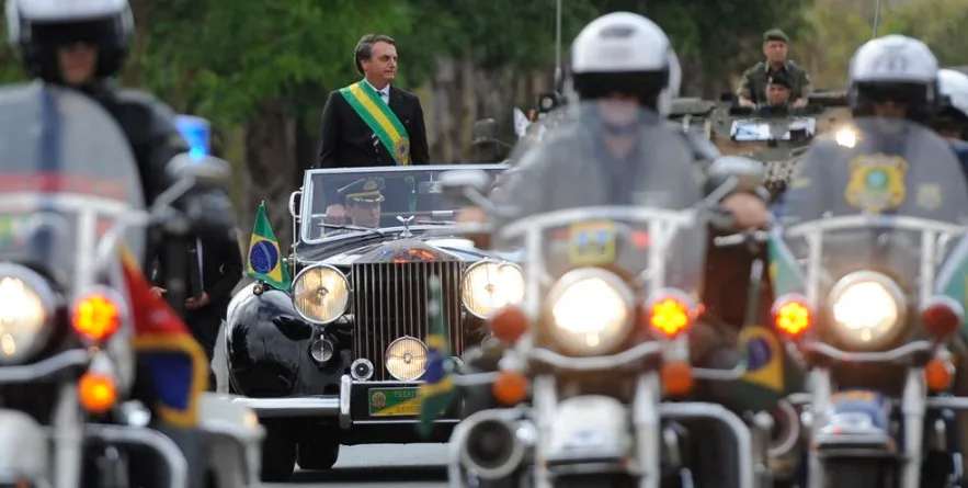 Presidente e ministros acompanham desfile cívico militar em Brasília