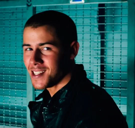 Nick Jonas aparece bem sexy no clipe do seu novo single, Levels