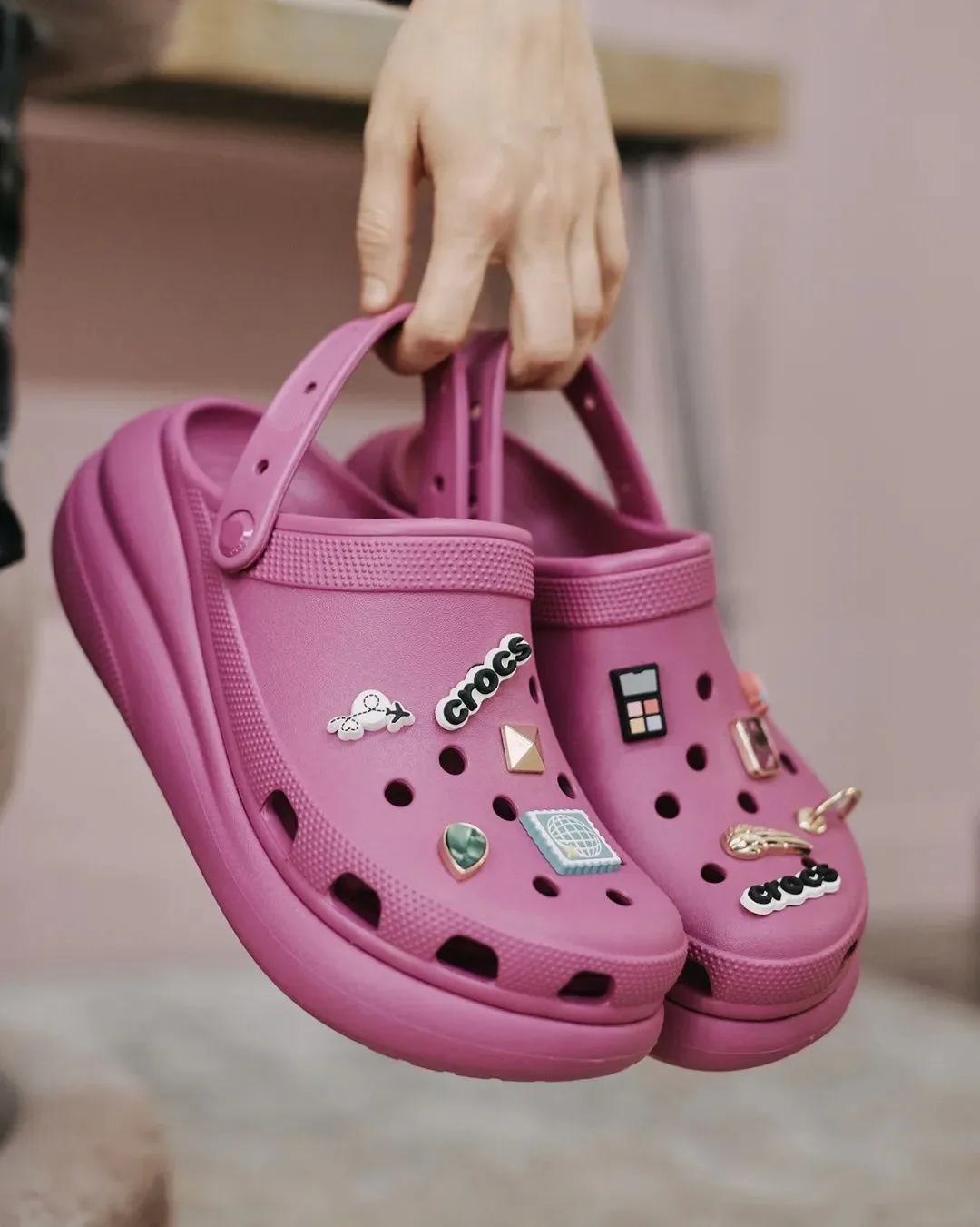 Crise fashion! Tribunal da Receita Federal decide se Crocs é pantufa ou sapato de plástico