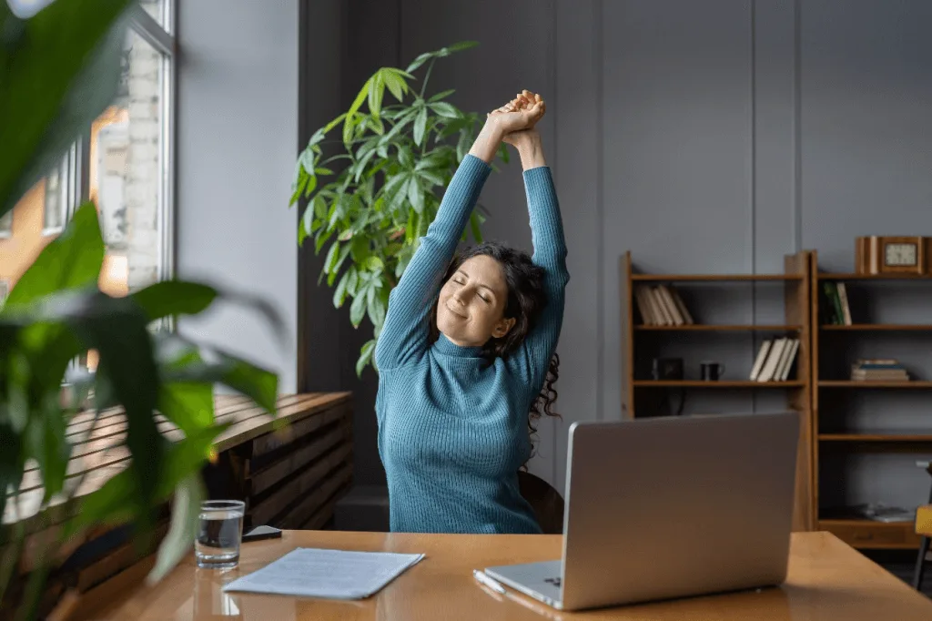 Especialista dá dicas de como alongar o corpo no trabalho