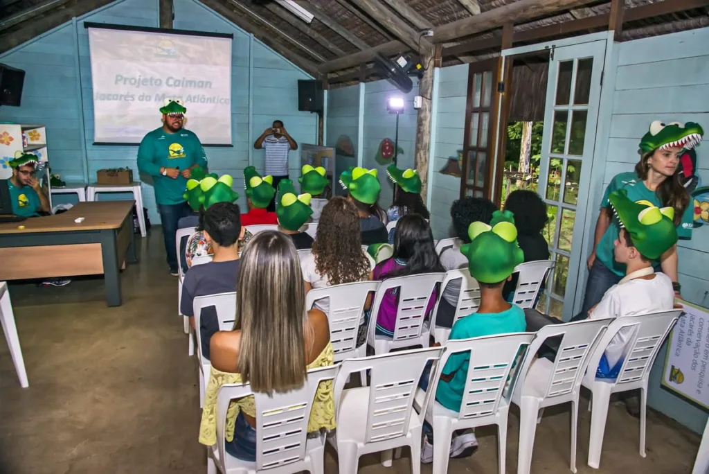 Yhuri Nobrega, coordenador do Projeto Caiman, engajando jovens em uma palestra sobre conservação ambiental.