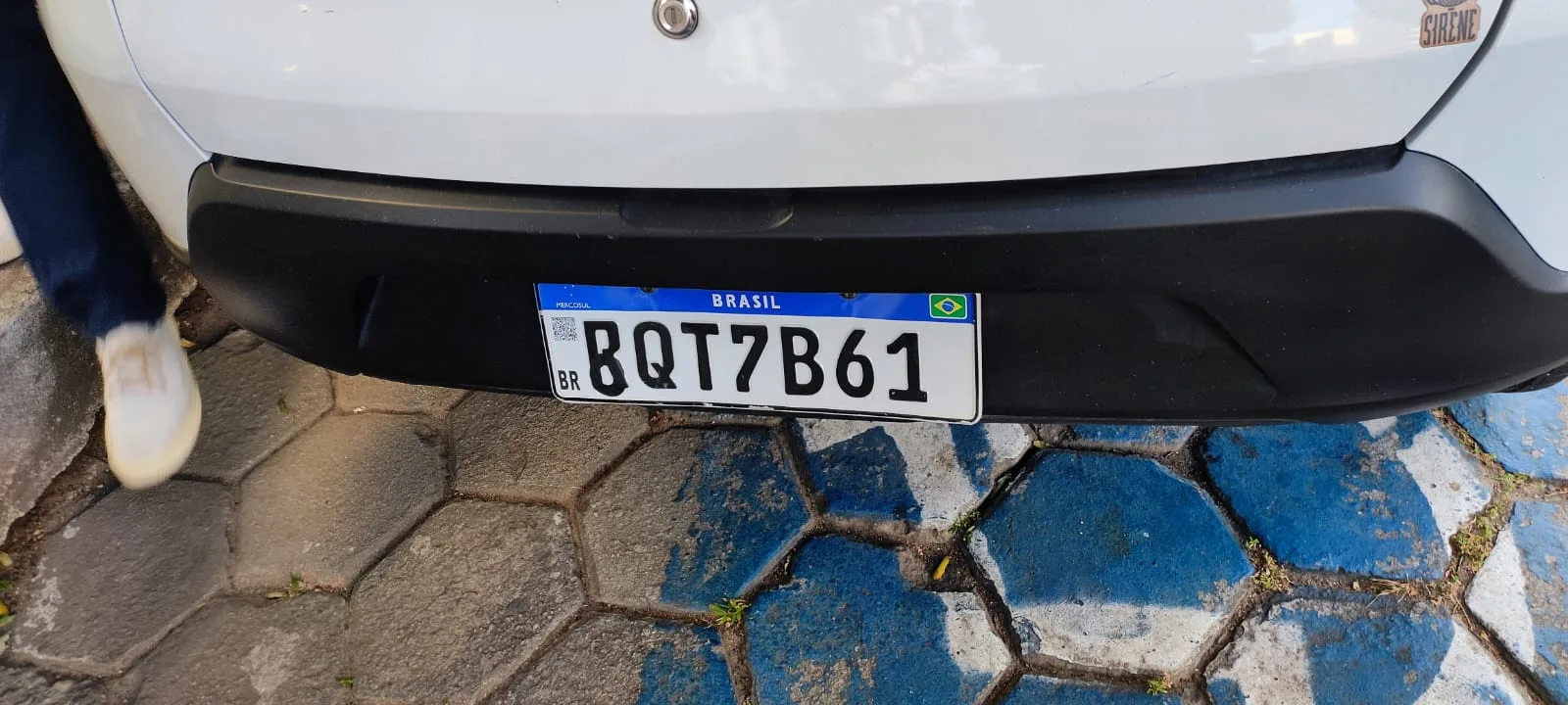 Prefeito flagra placa adulterada e dono de carro é preso em Vitória