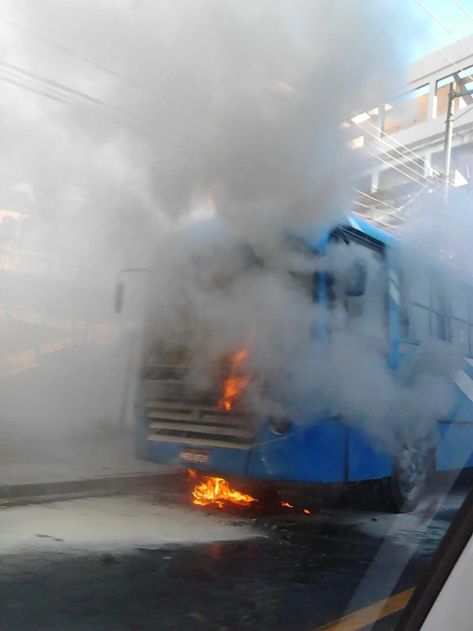 Ônibus pega fogo e moradores de Cariacica controlam as chamas