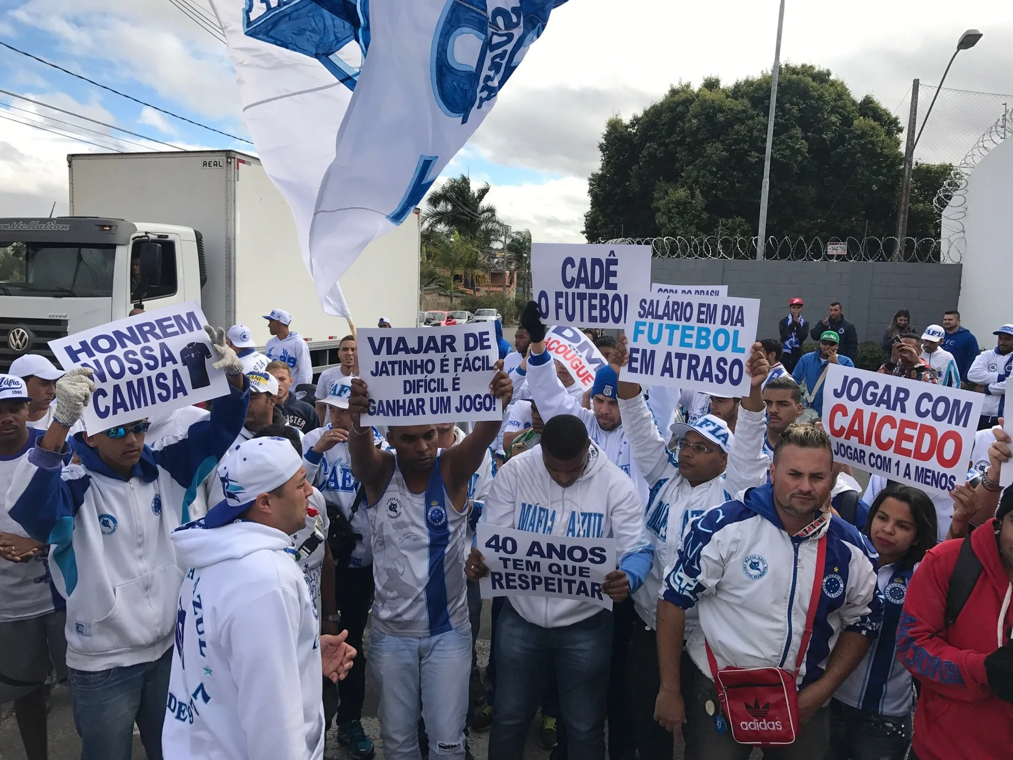 Na reapresentação do elenco, torcida do Cruzeiro volta a fazer protesto