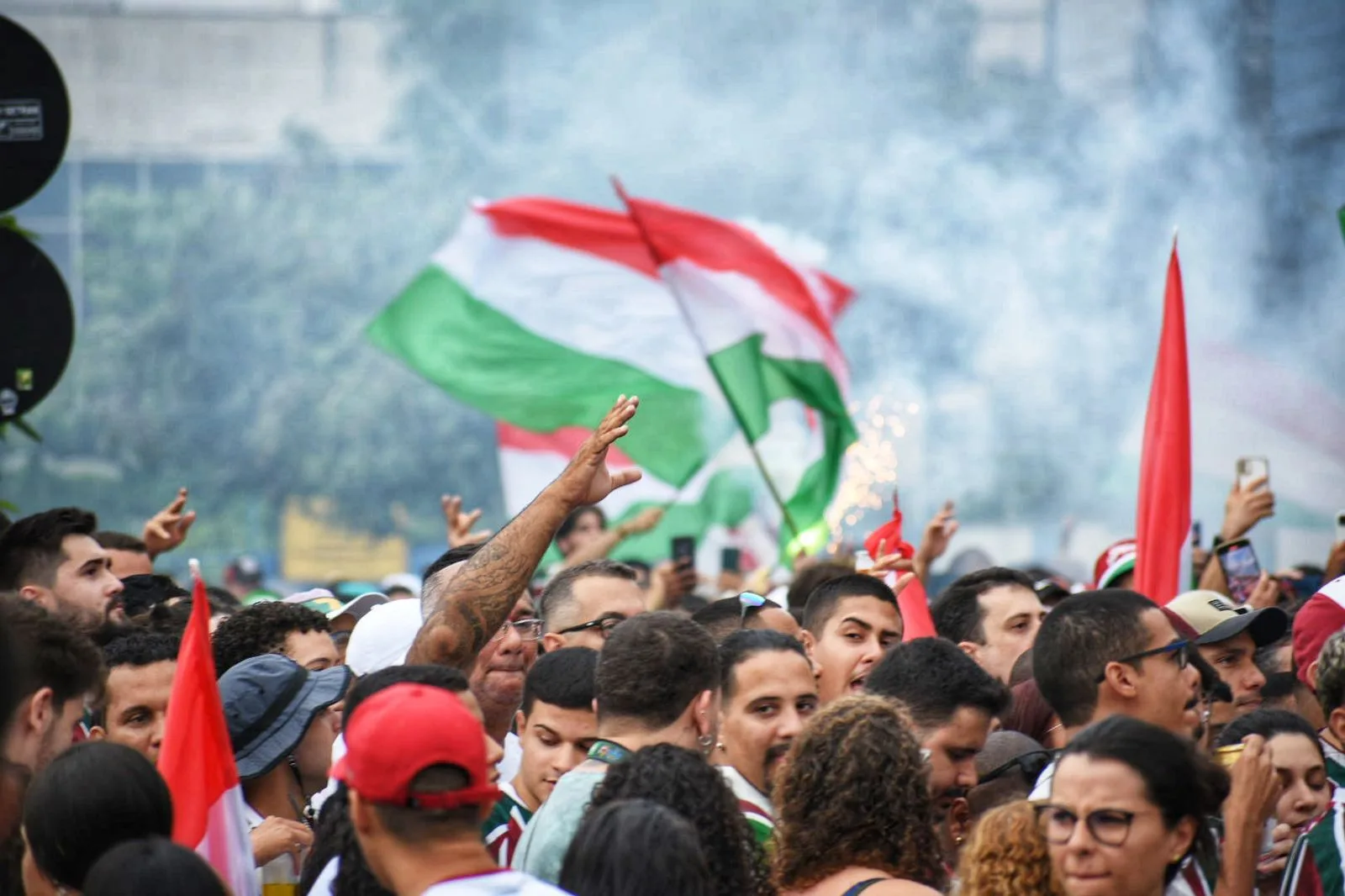 Rua da Lama é ponto de encontro para estreia do Fluminense no Mundial de Clubes