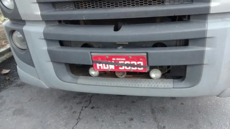 Motorista de caminhão com placas encobertas é flagrado em Itapemirim