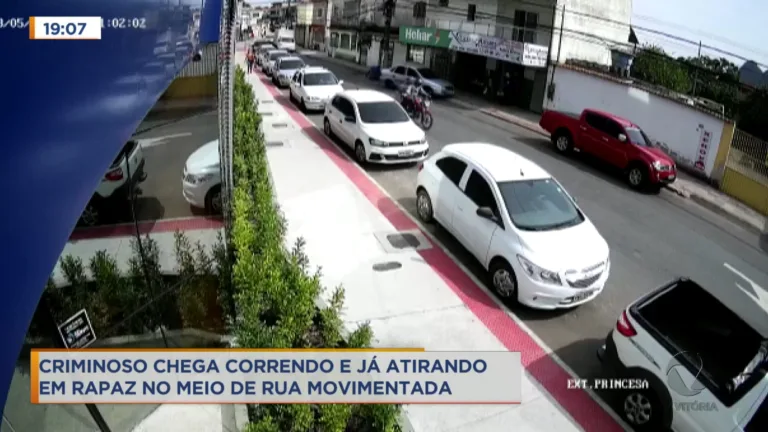 Assassino chega correndo de capacete e mata jovem no meio da rua
