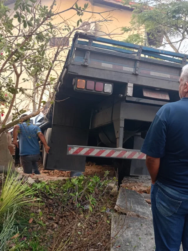 Motorista de caminhão fica ferido depois de perder o controle e invadir casa no ES