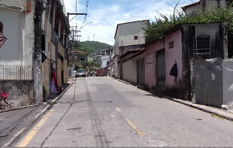 Jovem é baleado dentro de carro por motociclistas em Vitória