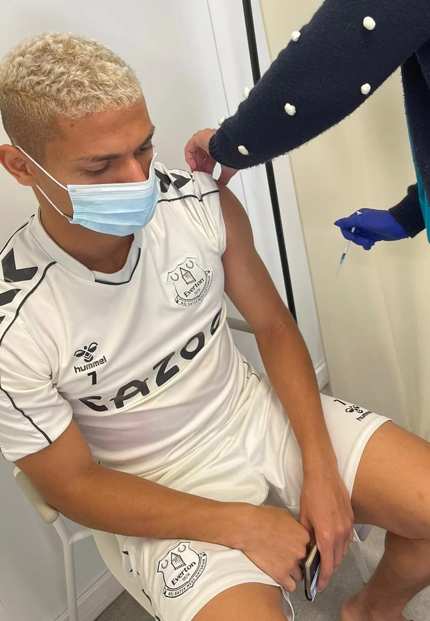 Richarlison faz apelo pela vacinação e lembra morte de técnico da base no ES