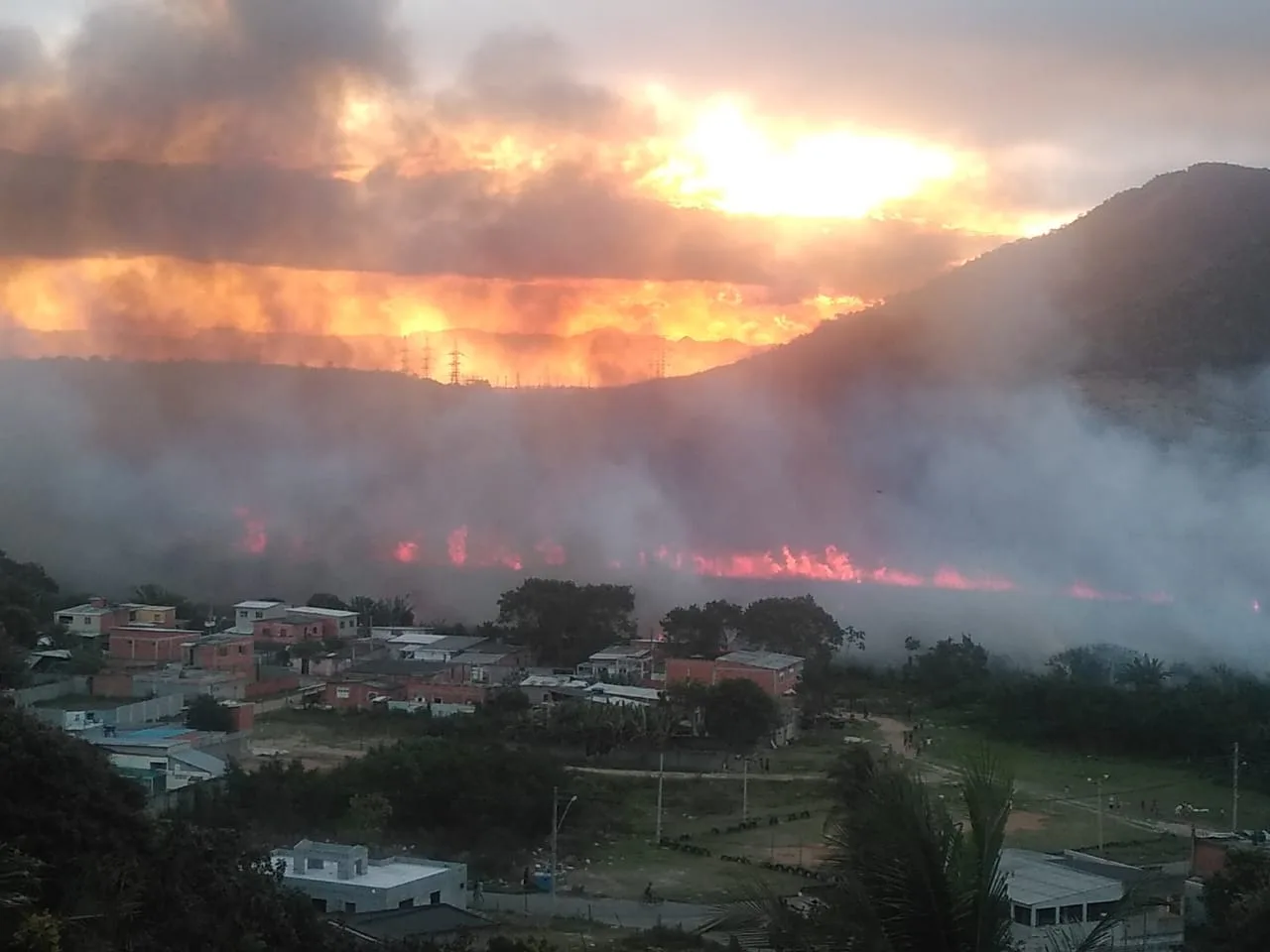 VÍDEO | Incêndio que assustou moradores da Serra não deixou vítimas