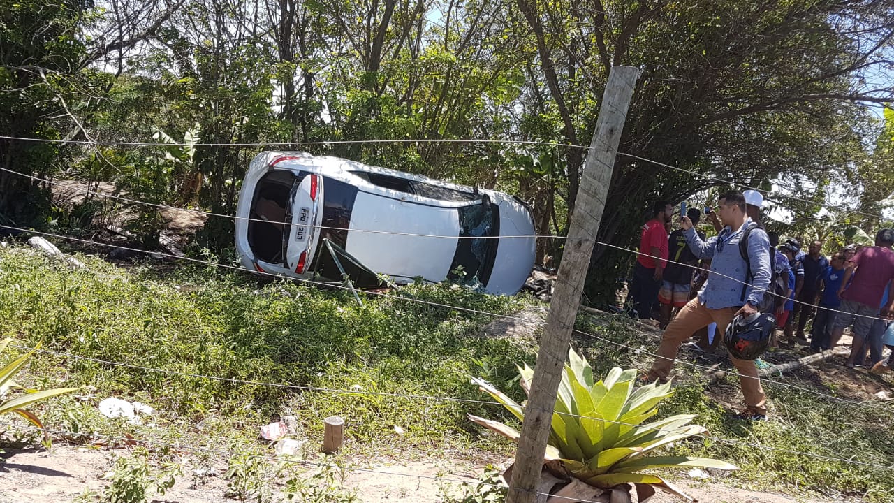 Sequestrador capota carro com vítima dentro de porta-malas em avenida na Serra