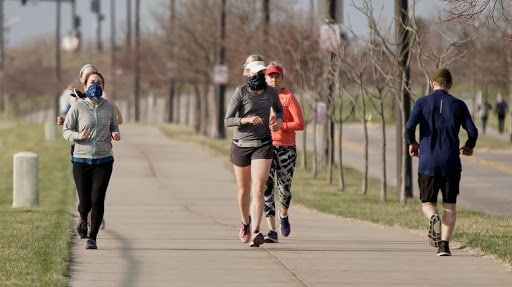 O que a fisiologia diz sobre correr de máscara?