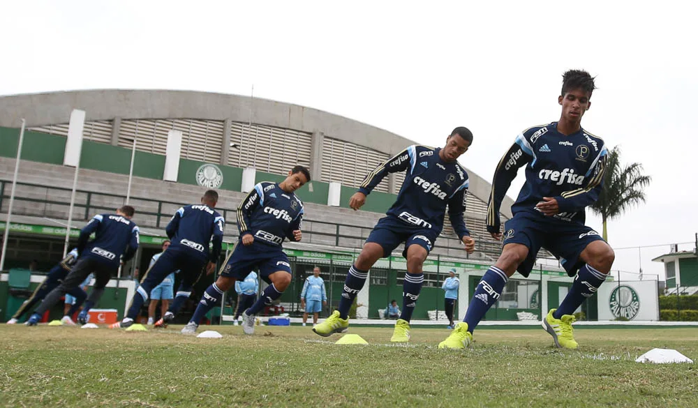 SÃO PAULO, SP – 29.04.2016: TREINO DO PALMEIRAS – Os jogadores Vitinho e Augusto (E), da SE Palmeiras, durante treinamento, na Academia de Futebol, no bairro da Barra Funda. (Foto: Cesar Greco / Fotoarena)