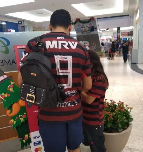 Vascaíno veste a camisa do Flamengo para torcer com sobrinho que perdeu o pai