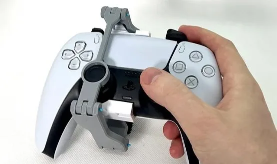 Fã cria acessório para tornar DualSense de PS5 acessível com uma só mão