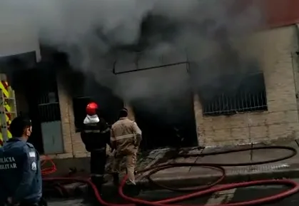 VÍDEO | Incêndio destrói loja de roupas em São Pedro, Vitória